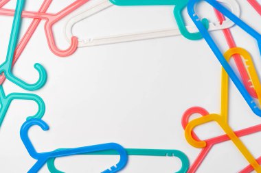 İzole edilmiş beyaz arkaplanda bir yığın elbise askısı