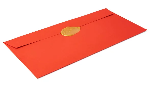 Envelope vermelho em branco isolado sobre fundo branco — Fotografia de Stock