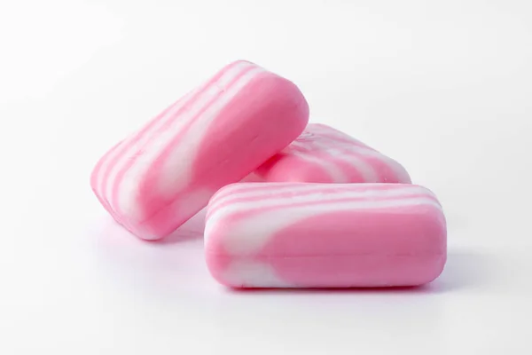 Trozos de jabón rosa aislados sobre fondo blanco —  Fotos de Stock