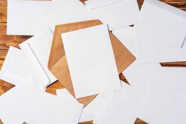 Pilha de envelopes na mesa de trabalho vista superior. Correio comercial — Fotografia de Stock