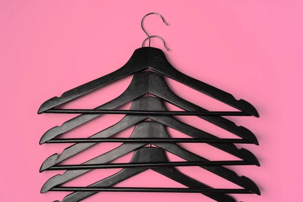 Platte lay compositie met lege hangers op roze achtergrond — Stockfoto