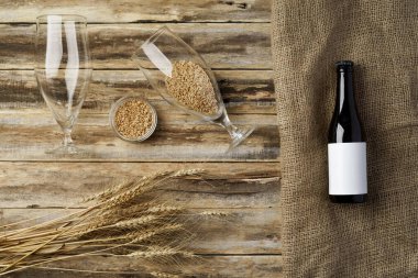 Bir şişe bira ve tahıl. Üst Manzara. Metin için boş alan.