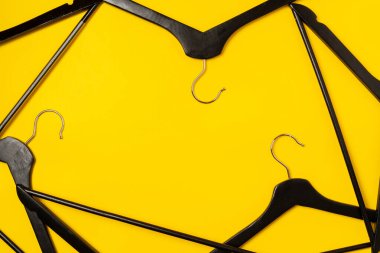 Renkli kağıt üzerine askı. Minimalist moda konsepti.