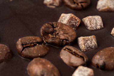 Kahve çekirdekleri ve şekerli meyveli koyu çikolatayı kapat.