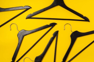 Renkli kağıt üzerine askı. Minimalist moda konsepti.