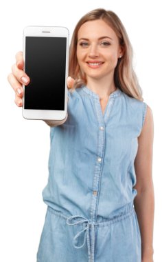 Beyaz bir arka plan üzerinde izole boş smartphone ekran gösterilen bir gülümseyen kadın portresi