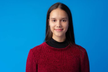 Stüdyoda gülümseyen güzel bir kız portresi.