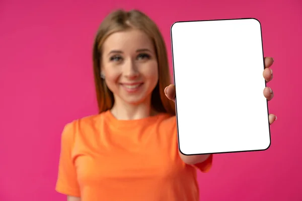 Mladý běloška žena míří její digitální tablet s prázdnou obrazovkou pro váš design na barevném pozadí — Stock fotografie