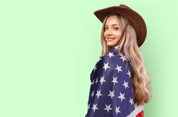 Arka planda ABD bayrağı taşıyan genç bir kadının portresi — Stok fotoğraf