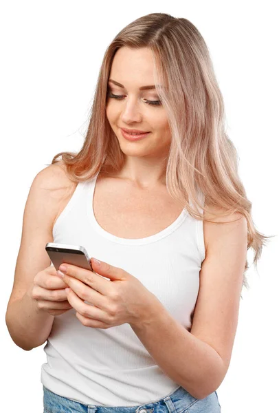Retrato de una mujer casual sonriente sosteniendo el teléfono inteligente sobre fondo blanco — Foto de Stock