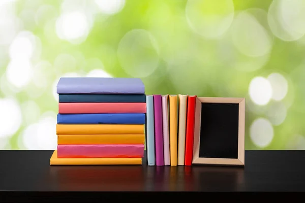 Montón de libros sobre mesa de madera sobre fondo borroso —  Fotos de Stock