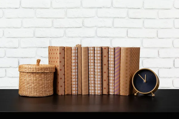 Bulanık arka plana karşı ahşap masadaki kitap yığını