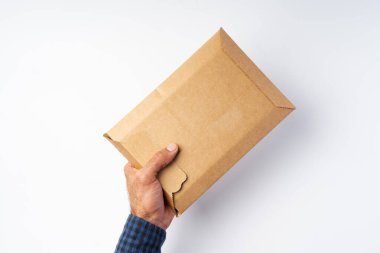 Beyaz arka planda erkek el ile paket direği