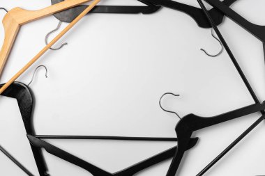 İzole edilmiş beyaz arkaplanda bir yığın elbise askısı