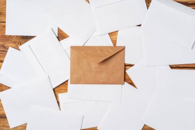 Masa başı görüşünde yığınla zarf var. İş postası