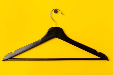 Renkli kağıt üzerine askı. Minimalist moda konsepti.