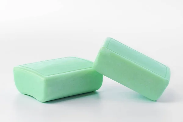 Paski zielone mydło na białym tle. — Zdjęcie stockowe