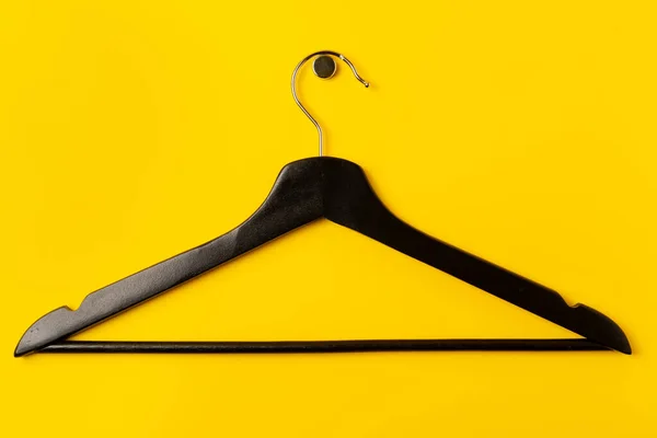 Hanger op gekleurde papieren achtergrond. Minimalistisch modeconcept. — Stockfoto