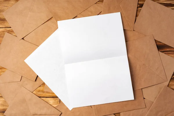Empilement d'enveloppes sur le bureau de travail vue du dessus. Courrier d'affaires — Photo