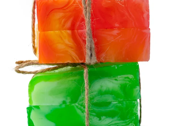 Groen en oranje handgemaakte zeep geïsoleerd op witte rug — Stockfoto