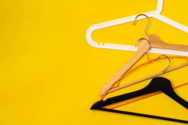 Renkli kağıt üzerine askı. Minimalist moda konsepti.