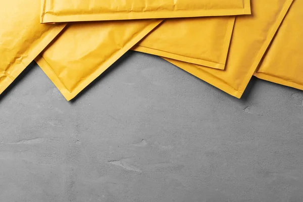 Muchos sobres postales de papel amarillo. Vista superior. — Foto de Stock