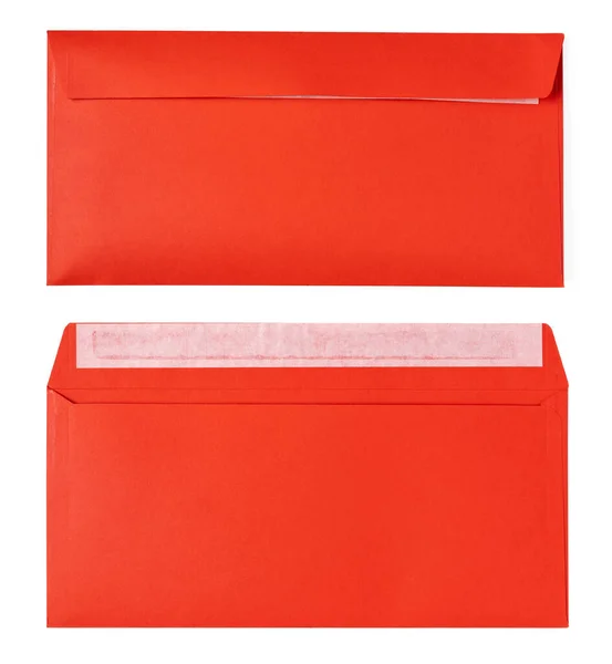 Envelope vermelho em branco isolado sobre fundo branco — Fotografia de Stock