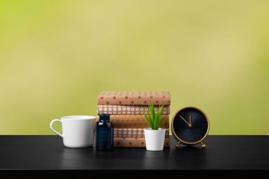 Bulanık arka plana karşı ahşap masadaki kitap yığını