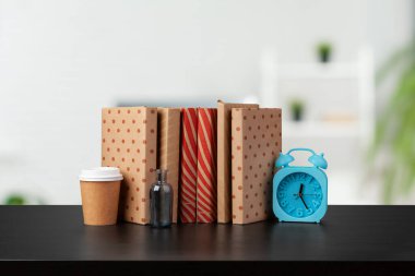 Bulanık arka plana karşı ahşap masadaki kitap yığını