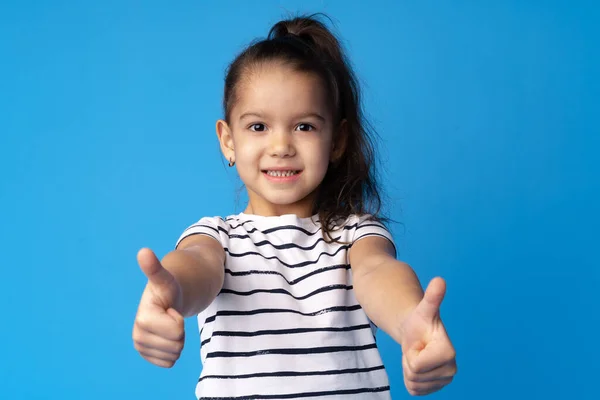Aranyos kislány bemutató ok jel kék háttér — Stock Fotó