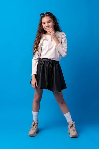 Scioccato e sorpreso giovane ragazza adolescente contro sfondo blu — Foto Stock