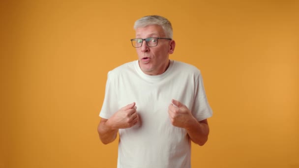 Pohledný šedovlasý muž středního věku, přemýšlející o otázce, pochybovačný výraz — Stock video