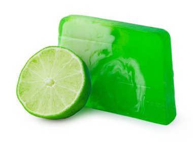 Beyaz arka planda limonlu el yapımı sabun.