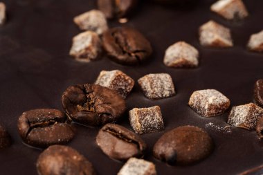 Kahve çekirdekleri ve şekerli meyveli koyu çikolatayı kapat.