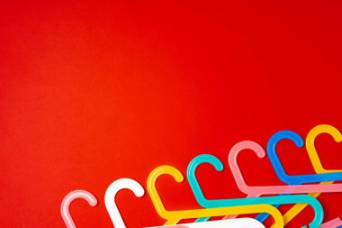 Kırmızı kağıt üzerine askı. Minimalist moda konsepti. Üst görünüm