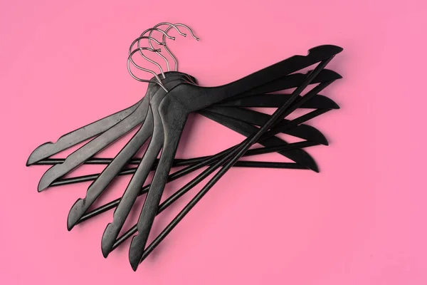 Platte lay compositie met lege hangers op roze achtergrond — Stockfoto