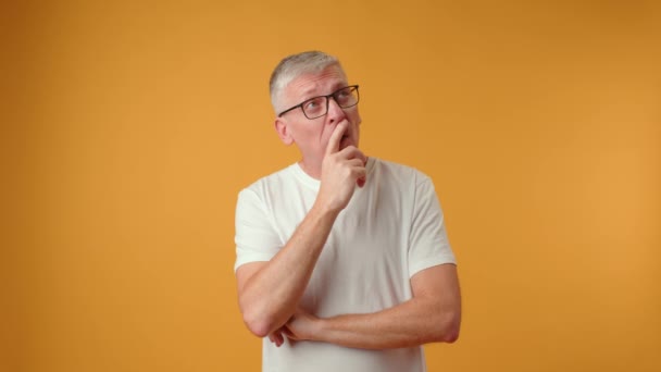 Pohledný šedovlasý muž středního věku, přemýšlející o otázce, pochybovačný výraz — Stock video