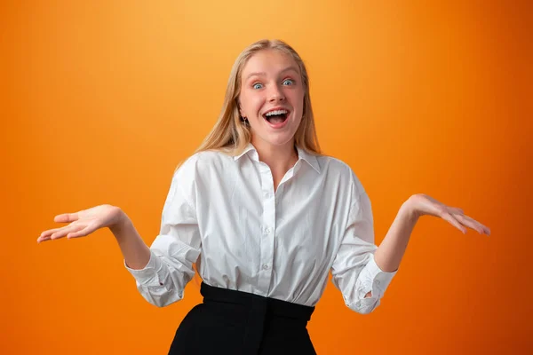 Chocado alegre teen menina contra laranja fundo — Fotografia de Stock
