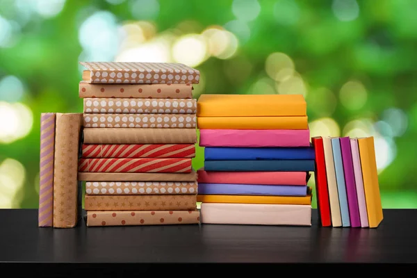 Montón de libros sobre mesa de madera sobre fondo borroso —  Fotos de Stock