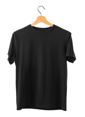 Kıyafetler beyaz arka planda askıda asılı..