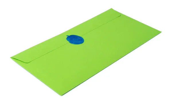 흰 배경에 분리되어 있는 녹색 봉투 — 스톡 사진