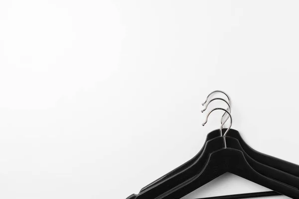 Een stapel kleding hangers op geïsoleerde witte achtergrond — Stockfoto