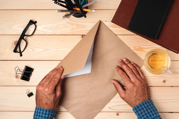 Geschäftskorrespondenz. Ansicht von Menschenhänden, die einen Umschlag mit Brief in der Hand halten. Kopierraum. — Stockfoto