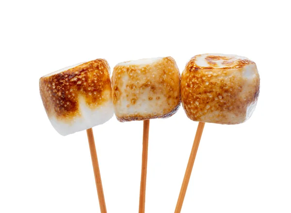 Grillad marshmallows på pinnar isolerade på vit — Stockfoto