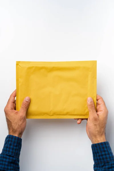 Man hand innehav paket post mot vit bakgrund — Stockfoto