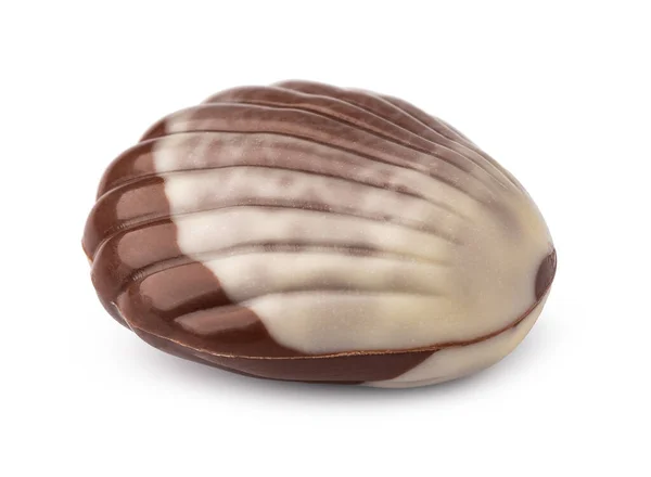 Schokoladenbonbons in Form von Muscheln isoliert auf weißem Hintergrund — Stockfoto
