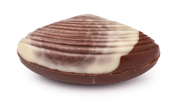 Schokoladenbonbons in Form von Muscheln isoliert auf weißem Hintergrund — Stockfoto