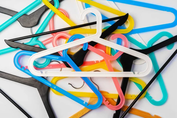 Een stapel kleding hangers op geïsoleerde witte achtergrond — Stockfoto