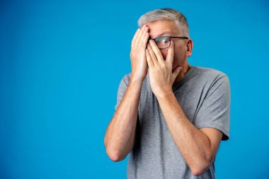 Korkmuş orta yaşlı adam endişeli endişeli ve panik halinde.