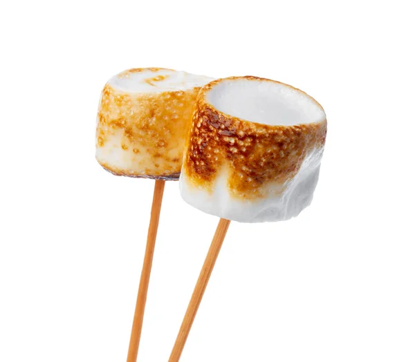 Grillad marshmallows på pinnar isolerade på vit — Stockfoto